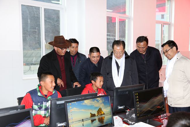 10、張學武董事長一行在集團捐助的德欽縣“希望之星”電腦室考察，并饒有興致地教授學生使用搜索引擎_副本.jpg