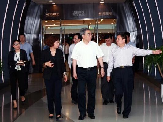 國務院國資委主任張毅蒞臨海棠灣免稅購物中心調研