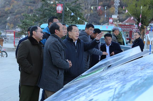 11、張學(xué)武董事長(zhǎng)考察迪慶州阿墩子古城規(guī)劃建設(shè)情況_副本.jpg